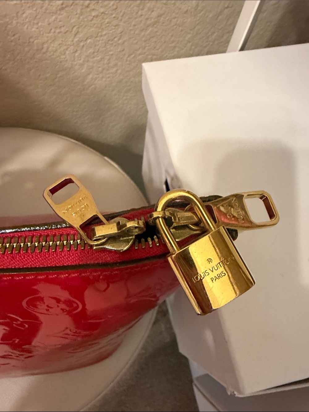 Louis Vuitton Red Patent Tote with Natural Leather Trim - Picture 4 of 15